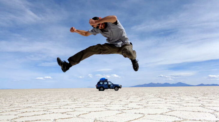 Lars jumping over our 4×4 at the salt flats.